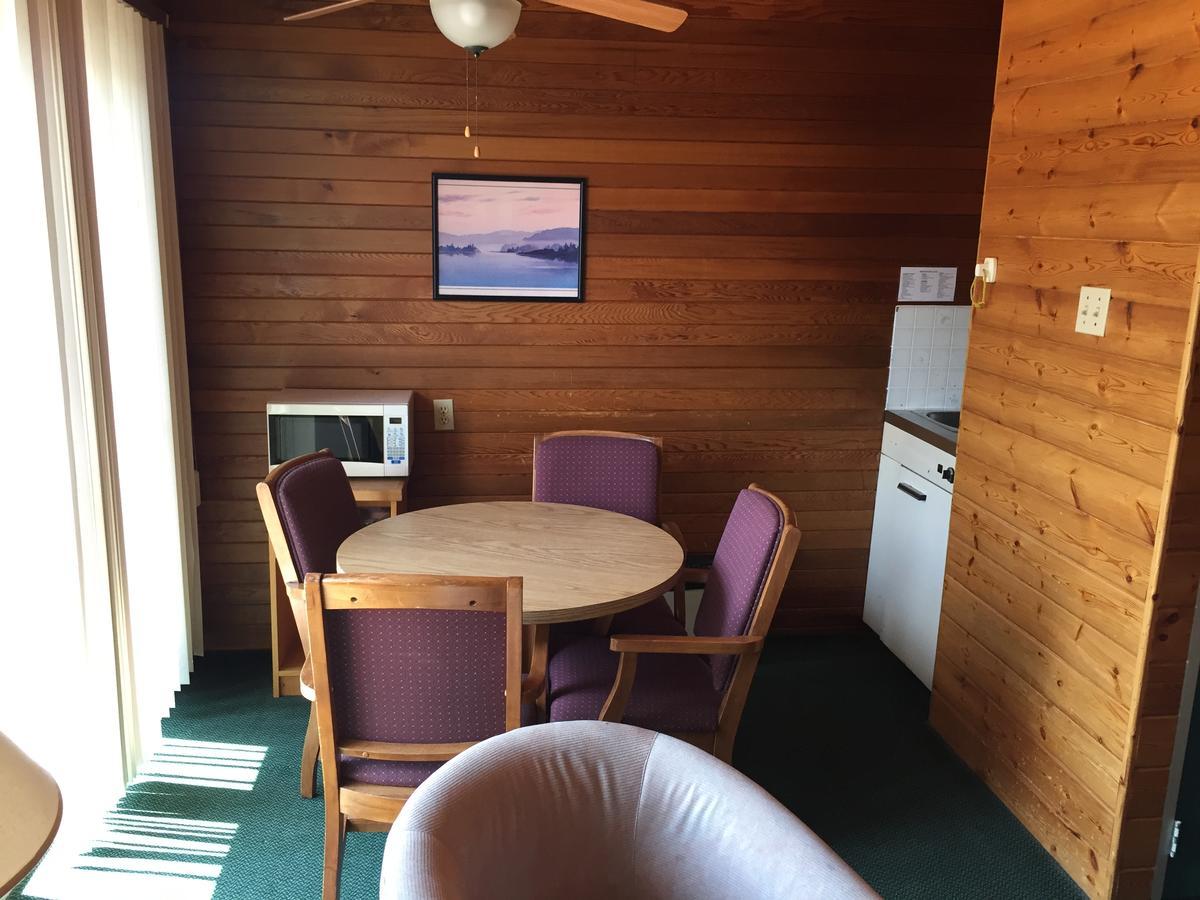 Falcon Lake Hotel Екстер'єр фото