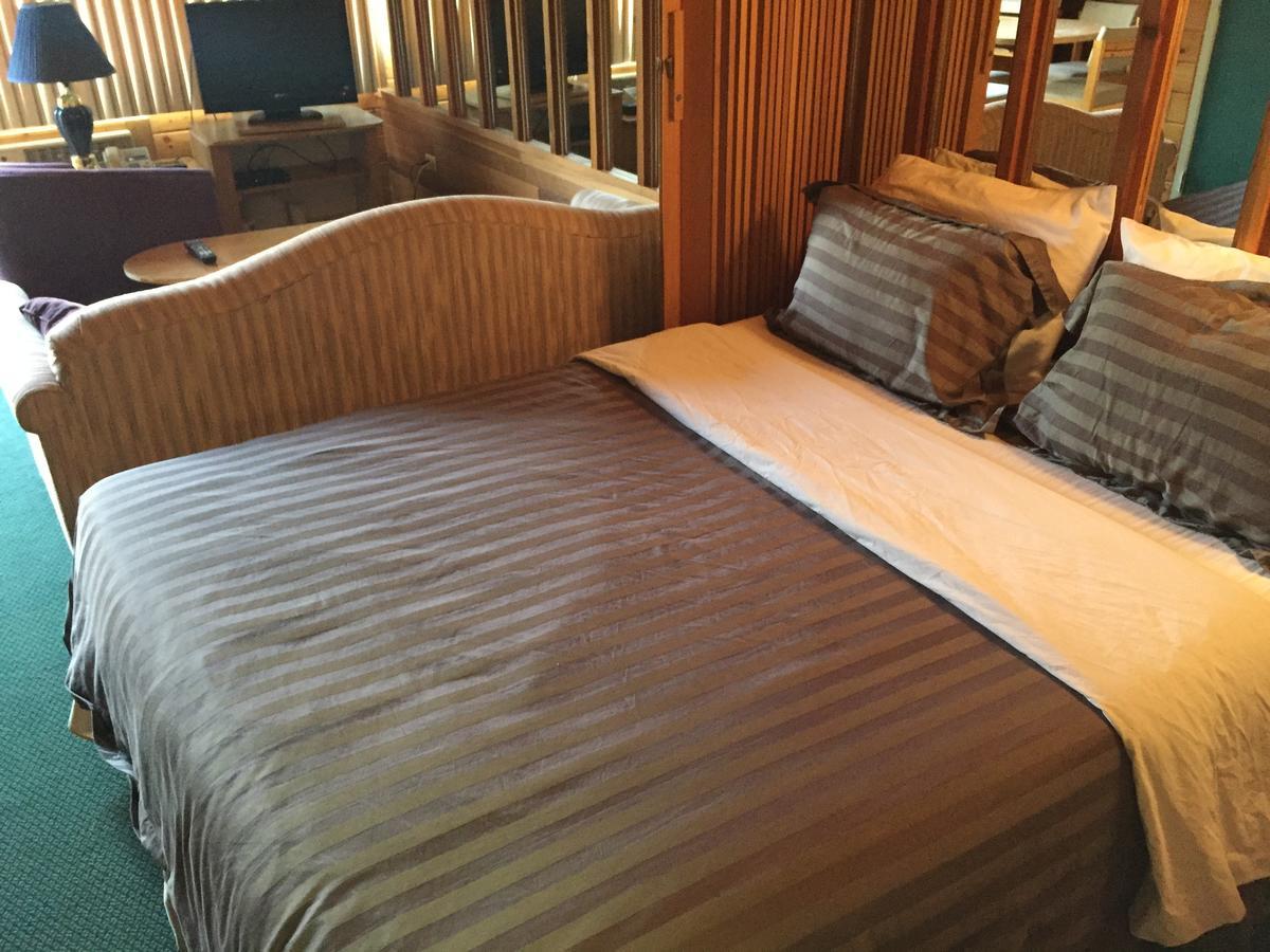 Falcon Lake Hotel Екстер'єр фото