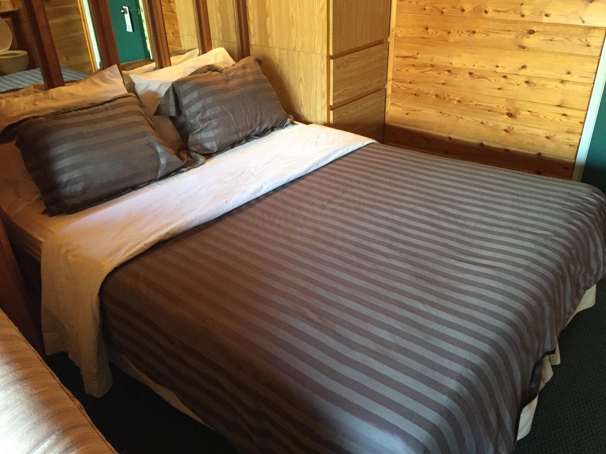 Falcon Lake Hotel Екстер'єр фото