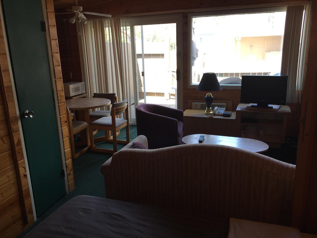 Falcon Lake Hotel Екстер'єр фото