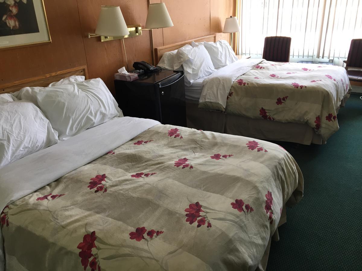 Falcon Lake Hotel Екстер'єр фото