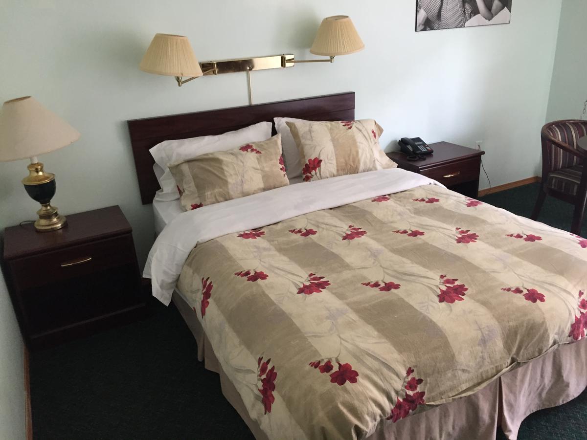 Falcon Lake Hotel Екстер'єр фото
