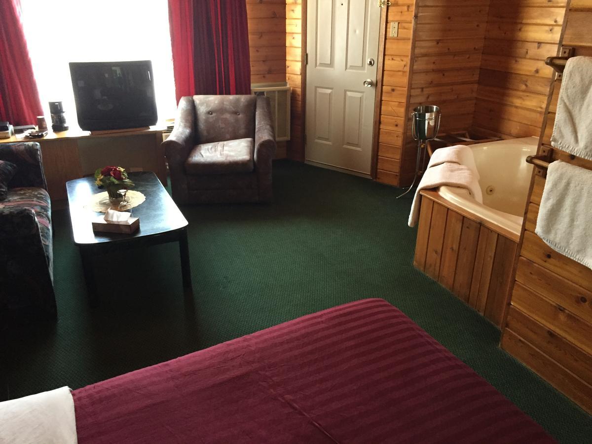Falcon Lake Hotel Екстер'єр фото