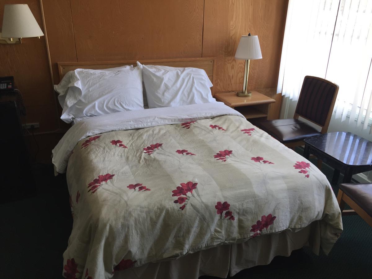 Falcon Lake Hotel Екстер'єр фото
