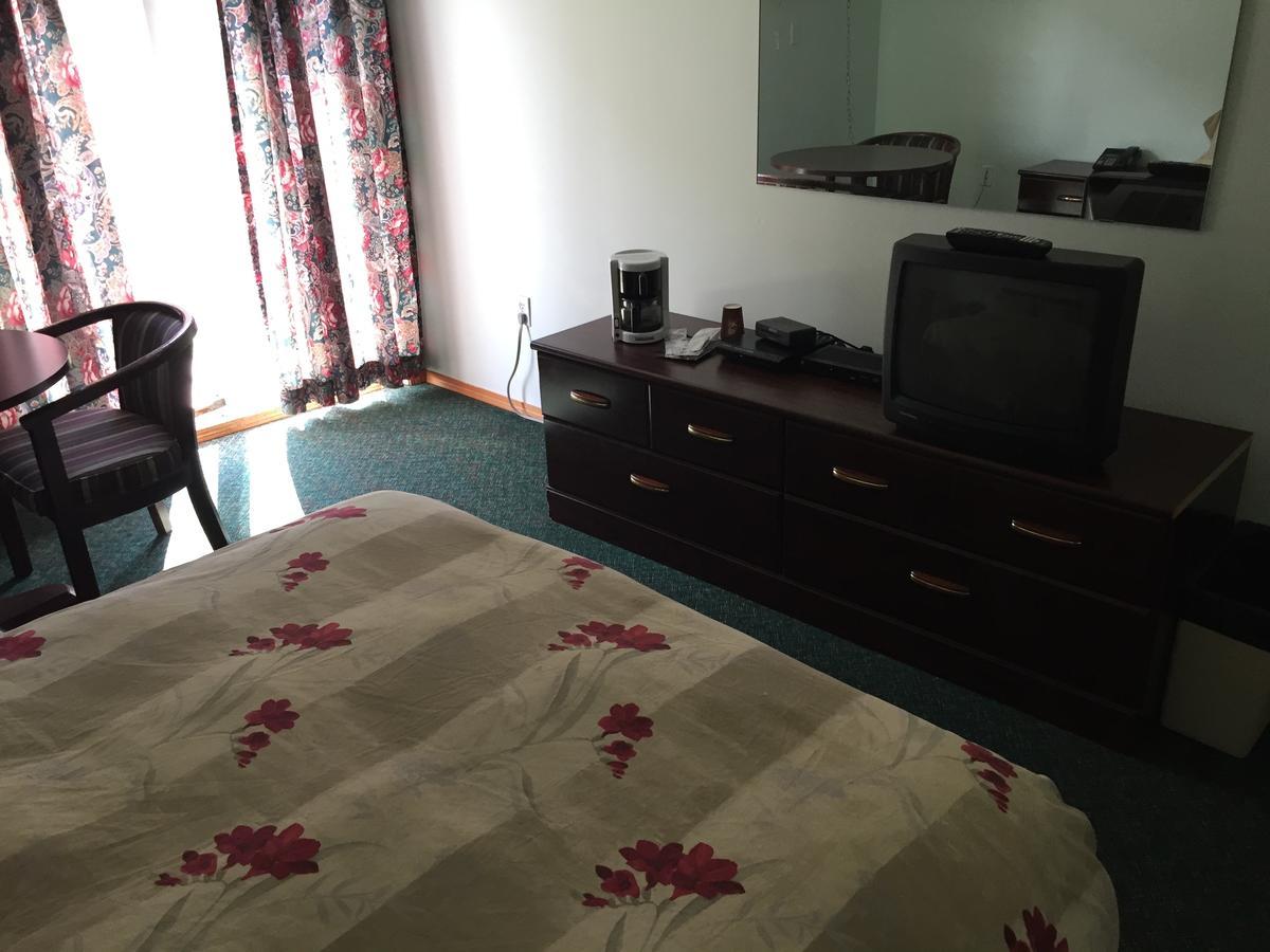 Falcon Lake Hotel Екстер'єр фото