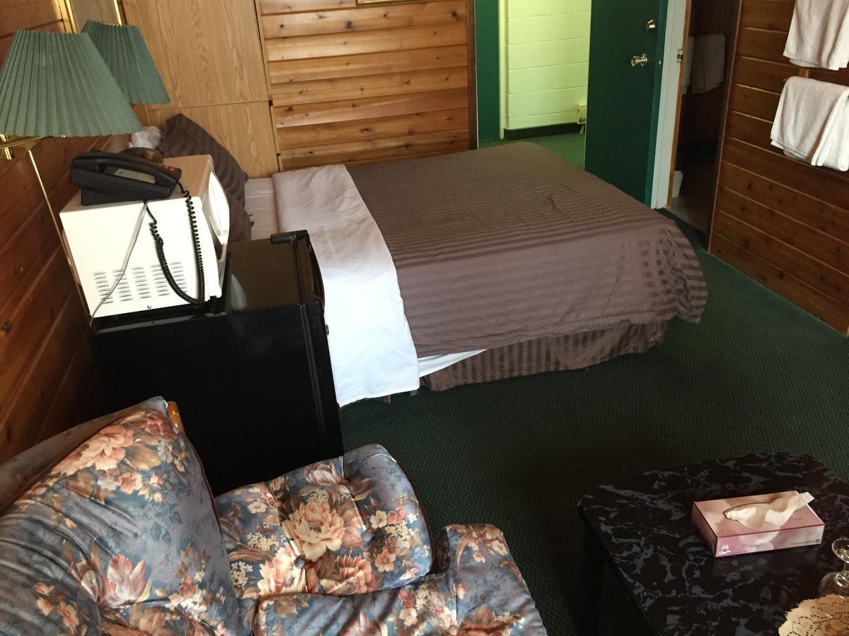 Falcon Lake Hotel Екстер'єр фото