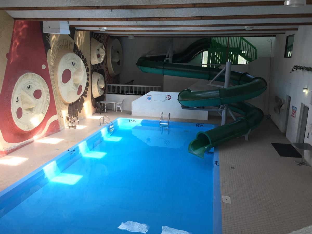 Falcon Lake Hotel Екстер'єр фото